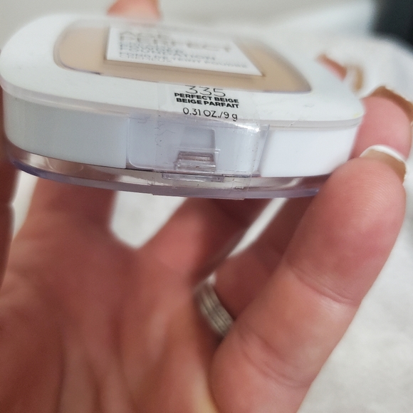 L'Oreal Age Perfect Creamy Powder Foundation #335 Perfect Beige - Picture 4 of 4